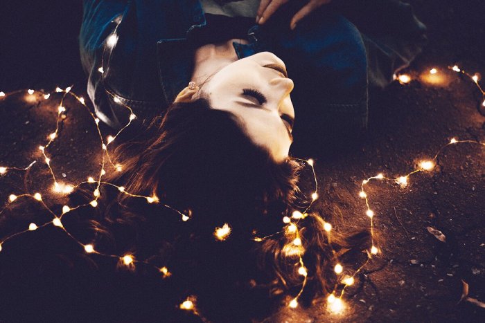 Девушка в гирлянде