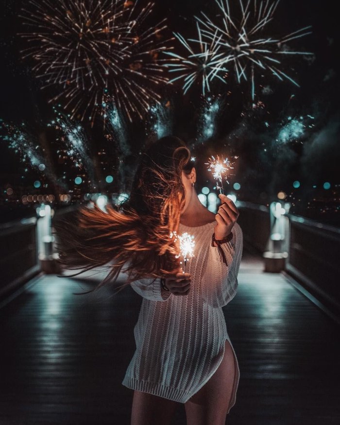 Девушка в гирлянде