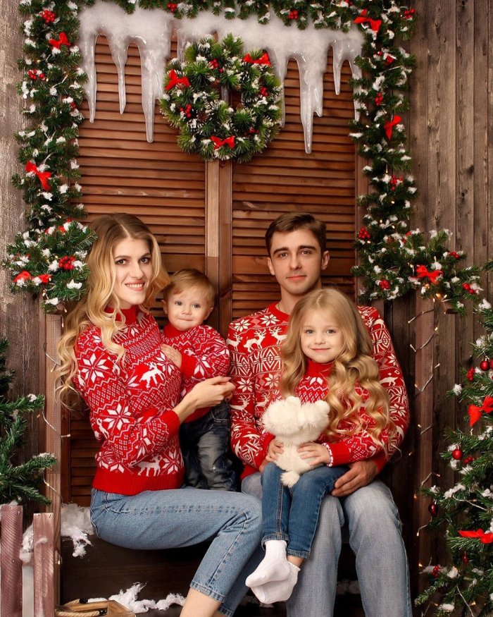 Семейная фотосессия в свитерах с оленями