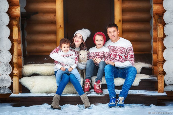Новогодняя фотосессия семейная в свитерах