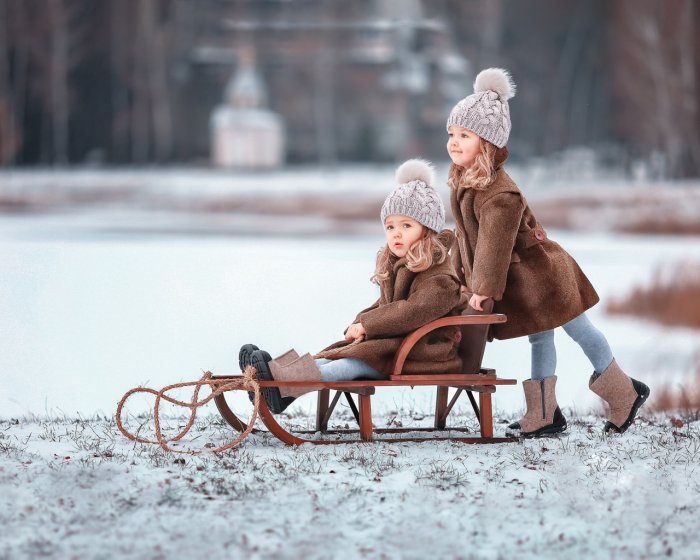 Девочка на санках