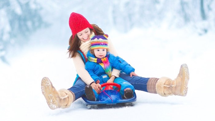 Ребенок на санках Сток