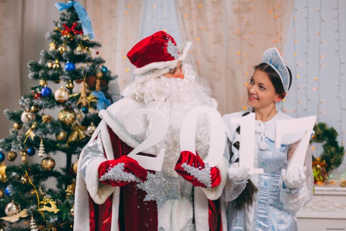 Снегурочка возле елки