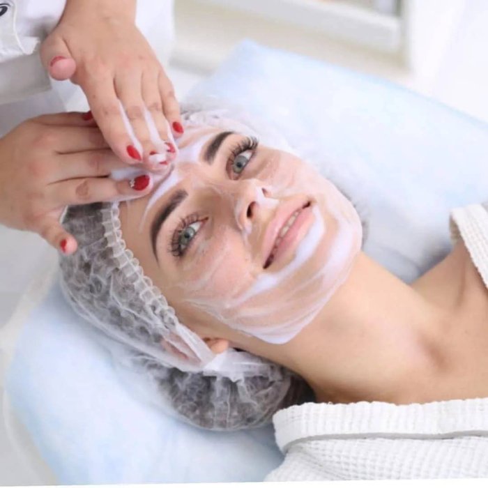 Очищение кожи лица в салоне