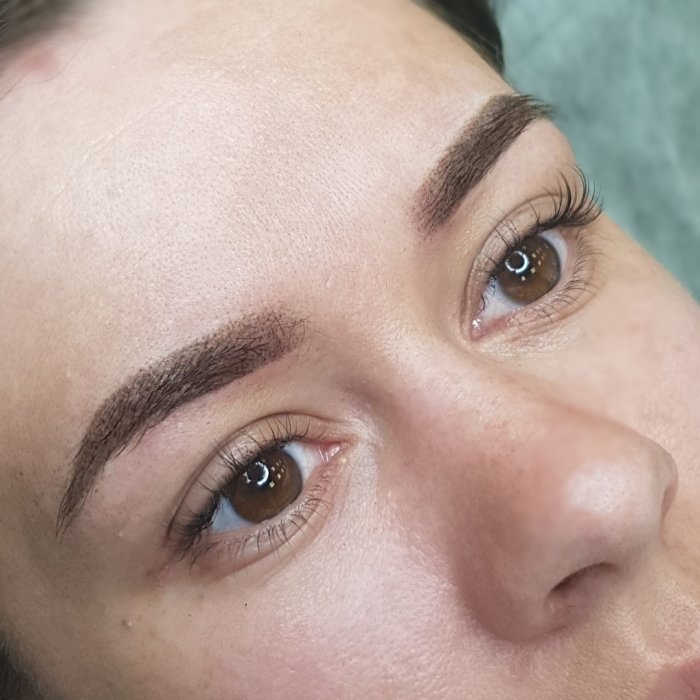 Красный остаток от перманентного макияжа бровей