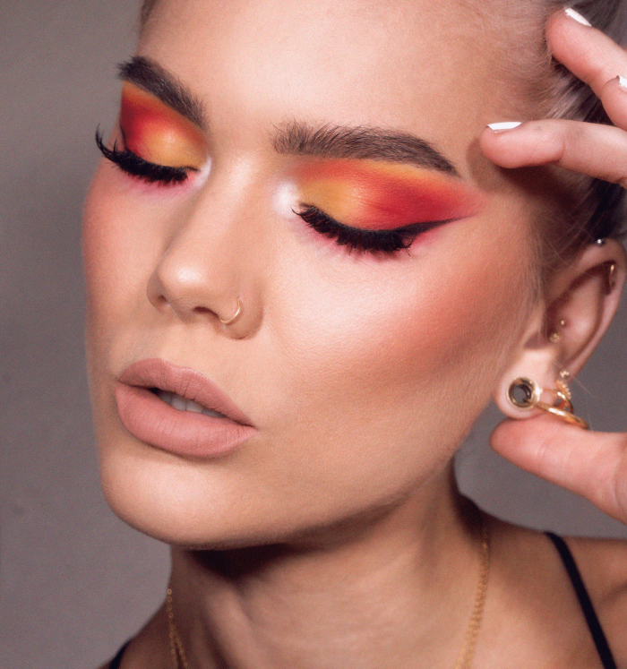 Яркий розовый макияж с блестками