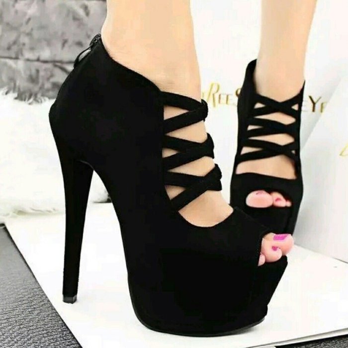 Красивые чёрные туфли на каблуке