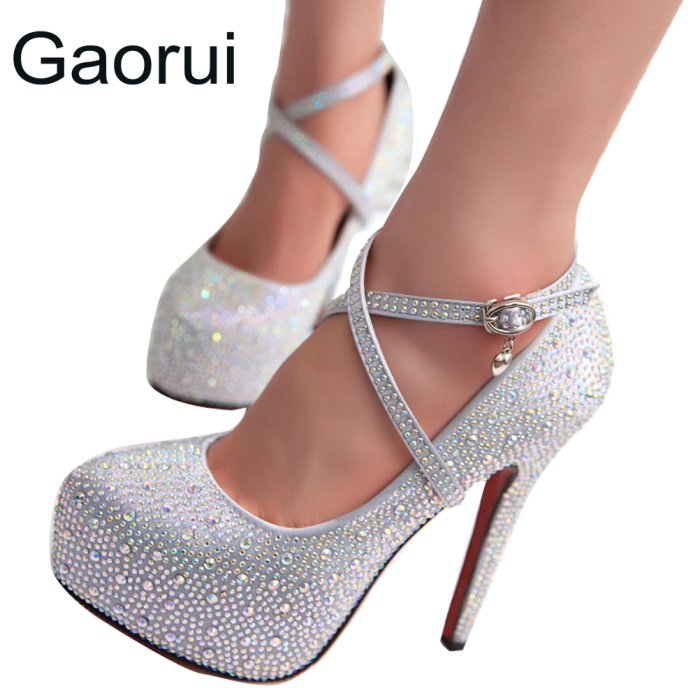 Бежевые туфли на каблуке