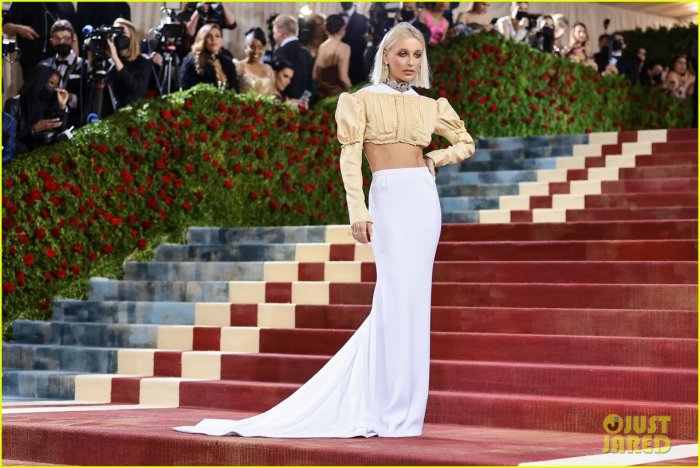 Эмма Чемберлен мет Гала 2022