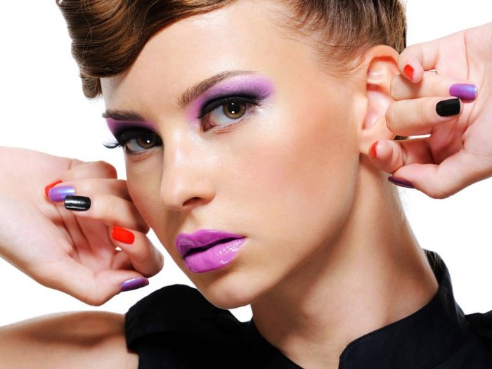 Реклама девушки с лаком для волос с фиолетовым лаком