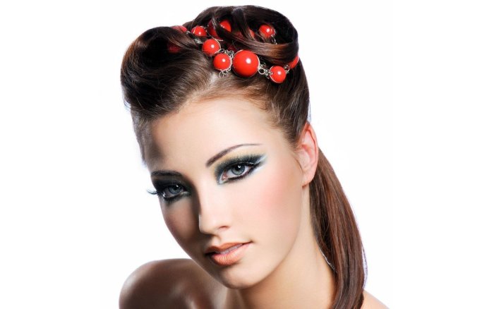 Красивая девушка с макияжем и прической