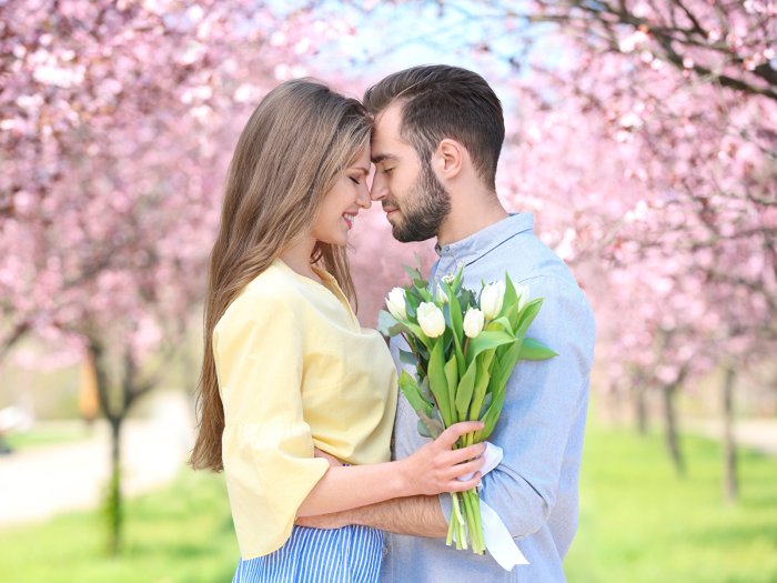 Девушка с тюльпанами