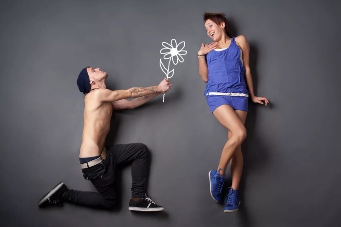 Парень дарит девушке