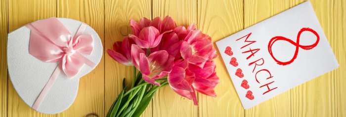 Девушка с весенними цветами