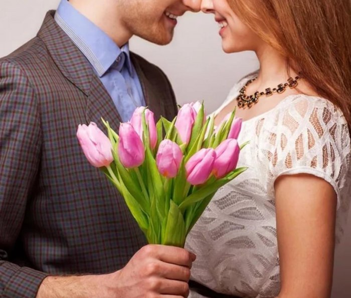 С 8 марта мужчина с цветами