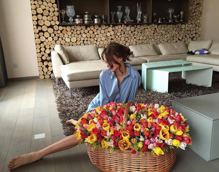 Девушка с цветами и подарками