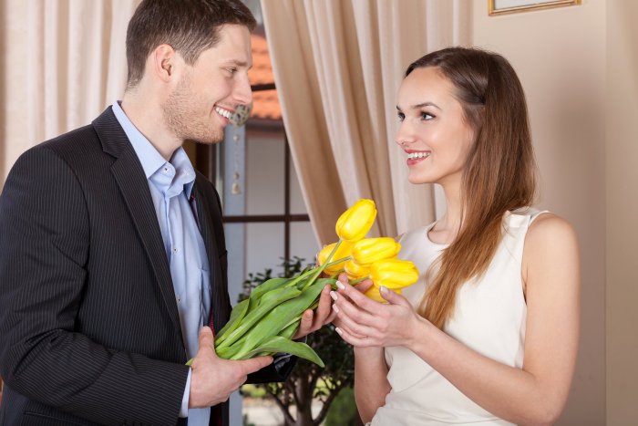 Парень дарит девушке цветы