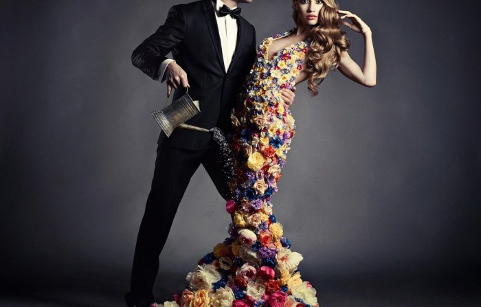 Парень в костюме с цветами