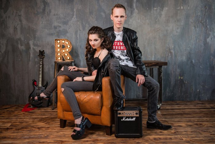 Дарит цветы