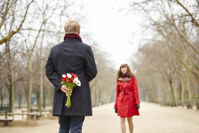 Мужик идет с цветами