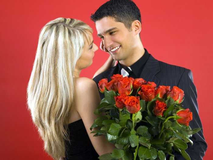 Влюбленные с цветами