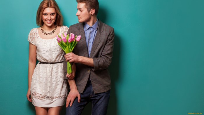 Молодая пара дома