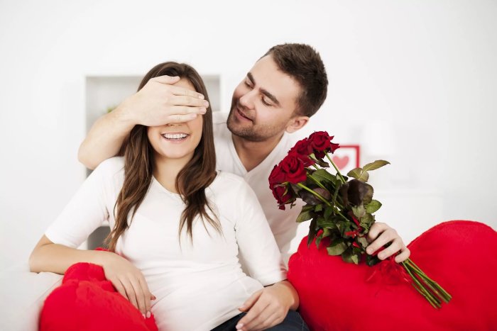 Парень дарит девушке