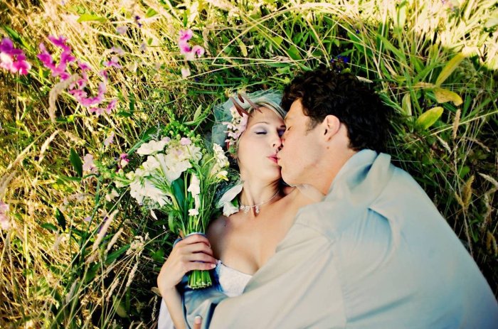 Свадебная фотосессия на траве
