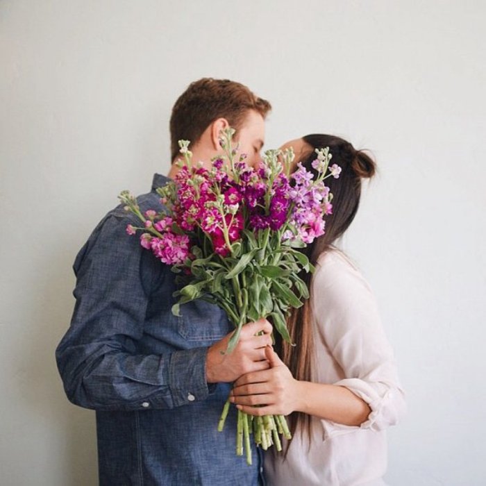 Девушка с тюльпанами