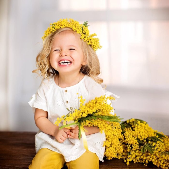 Девочка с мимозой