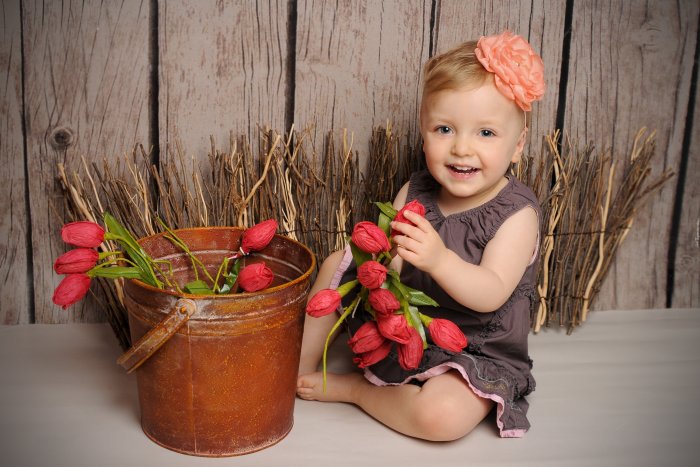 Детская фотосессия с тюльпанами в студии
