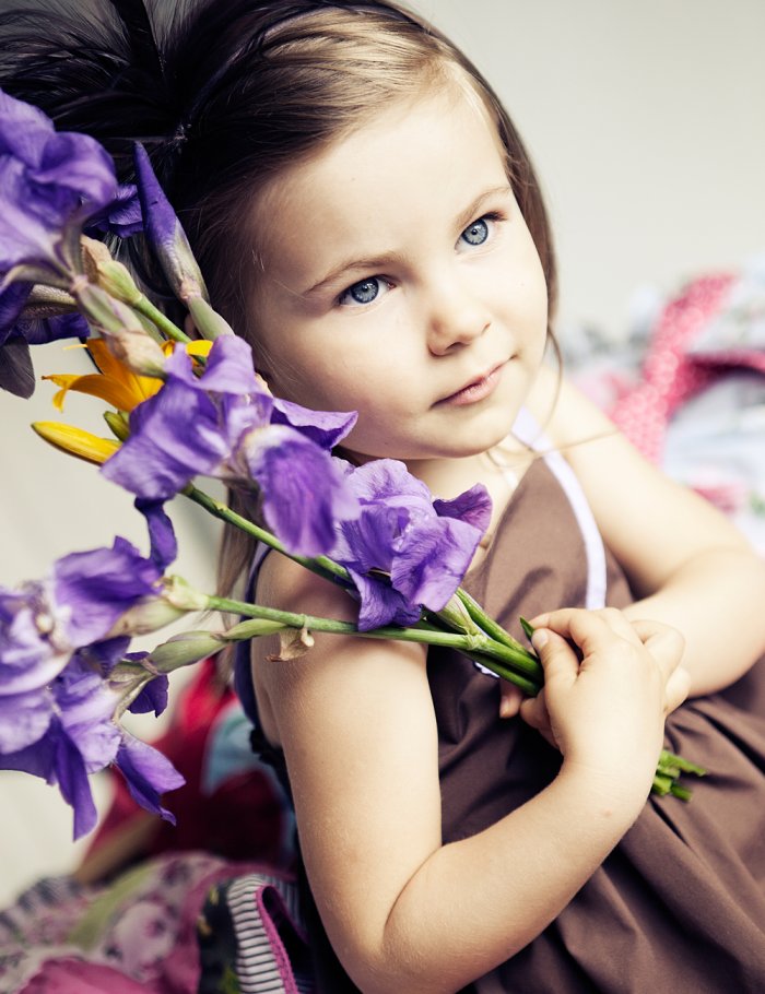 Тематическая фотосессия детей с цветами