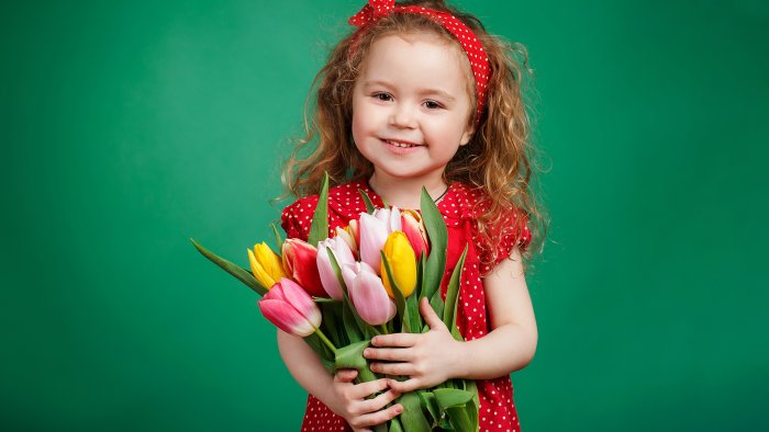 Девочка с тюльпанами