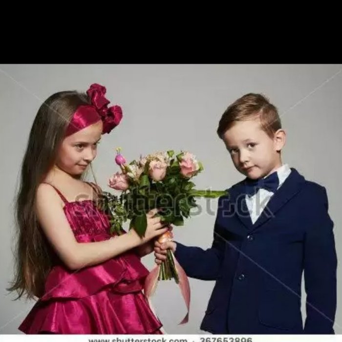 Мальчик и девочка с букетом