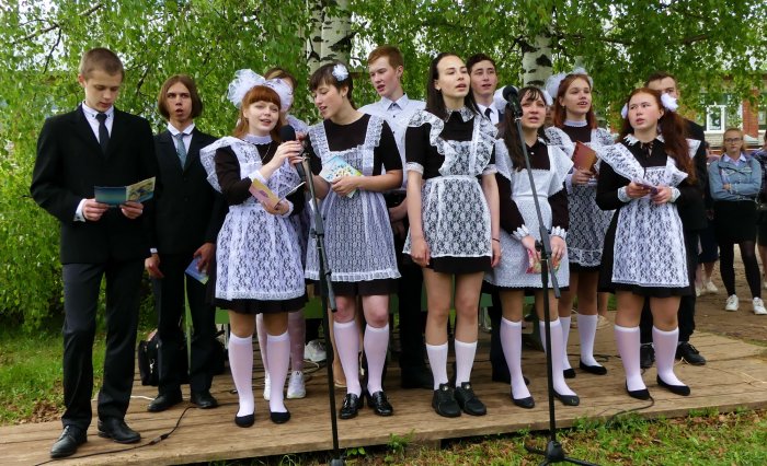 Девчонки в школьной форме