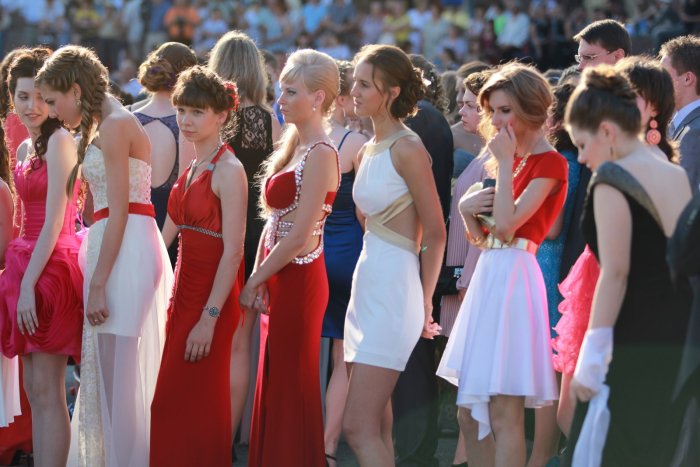 Выпускница в школьном платье