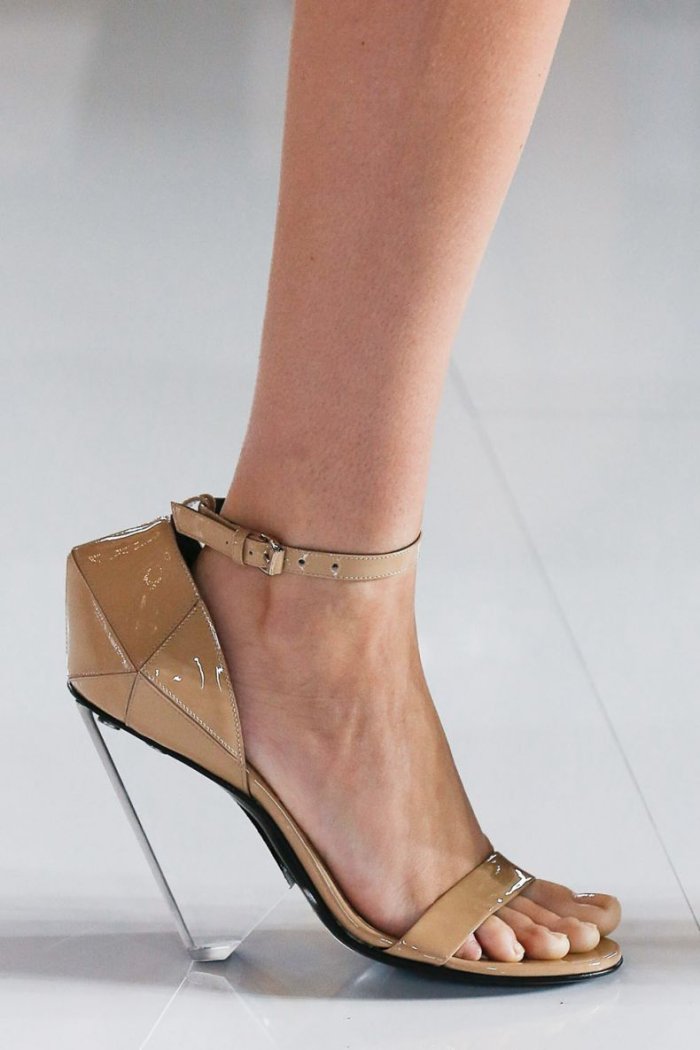 Модная женская обувь лето