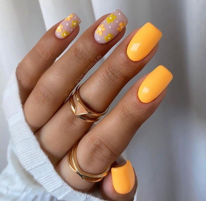 Яркий матовый маникюр