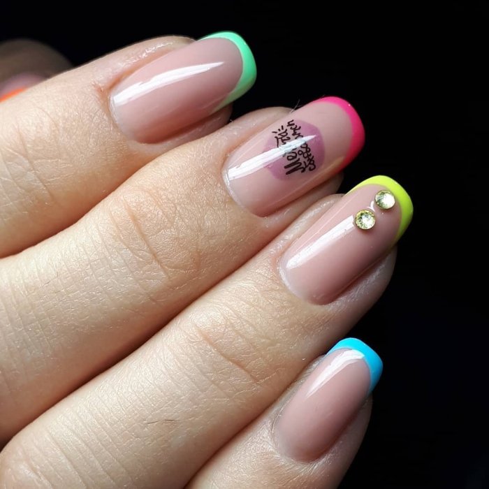 Весенний маникюр на короткие квадратные ногти френч