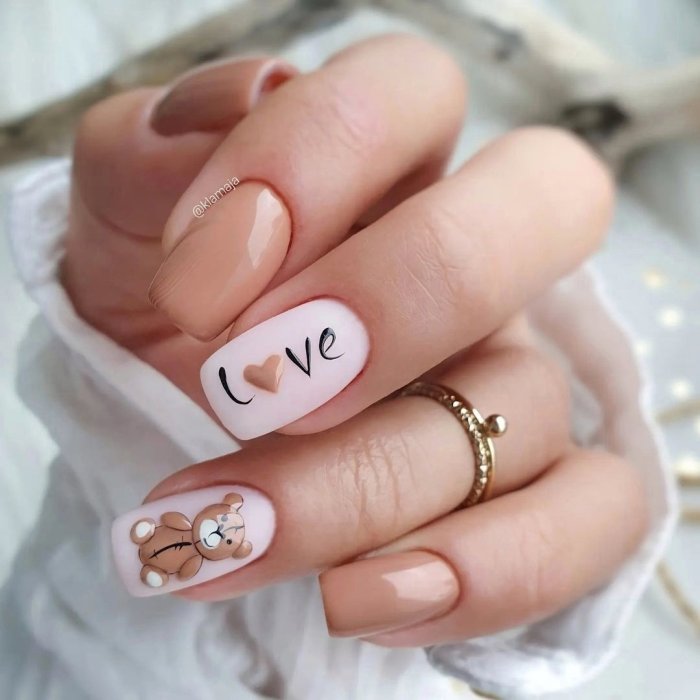 Синий маникюр на короткие ногти 2022