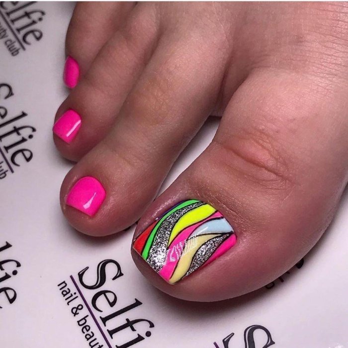 Красивый новогодний педикюр