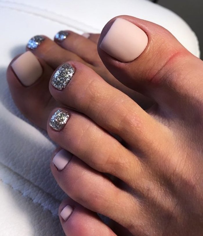 Педикюр коричневый