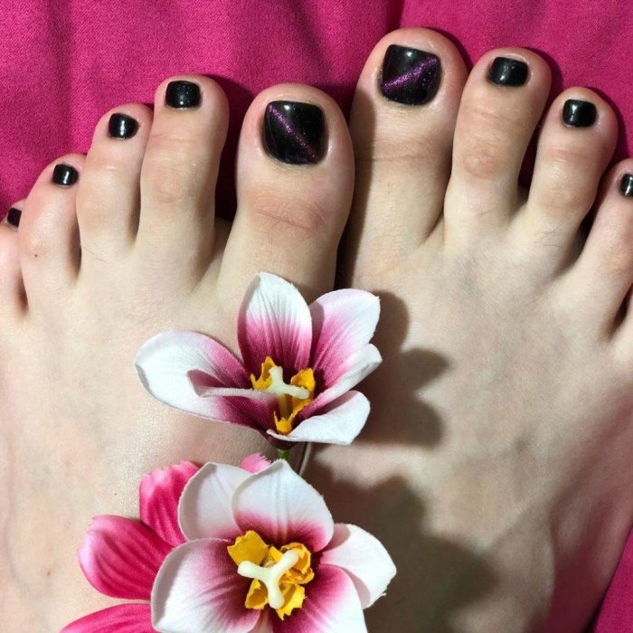 Розовый матовый педикюр