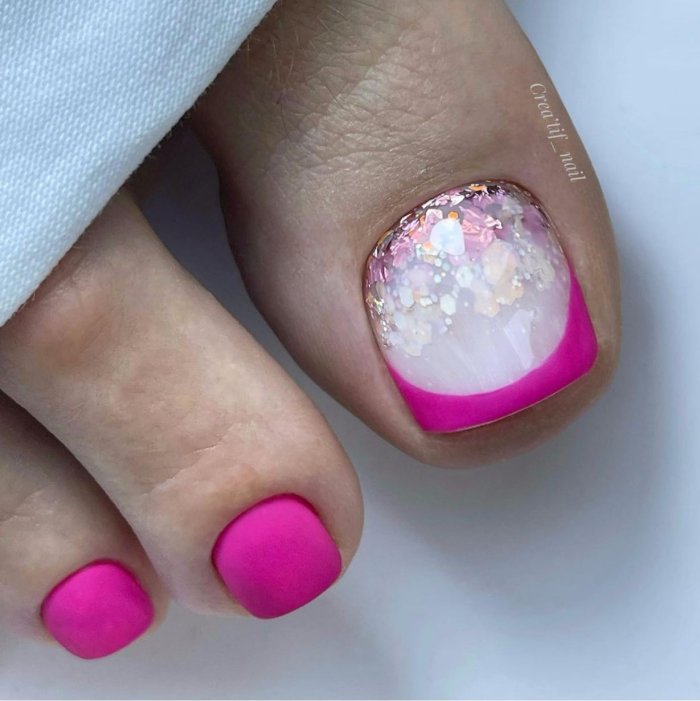 Салатовый педикюр