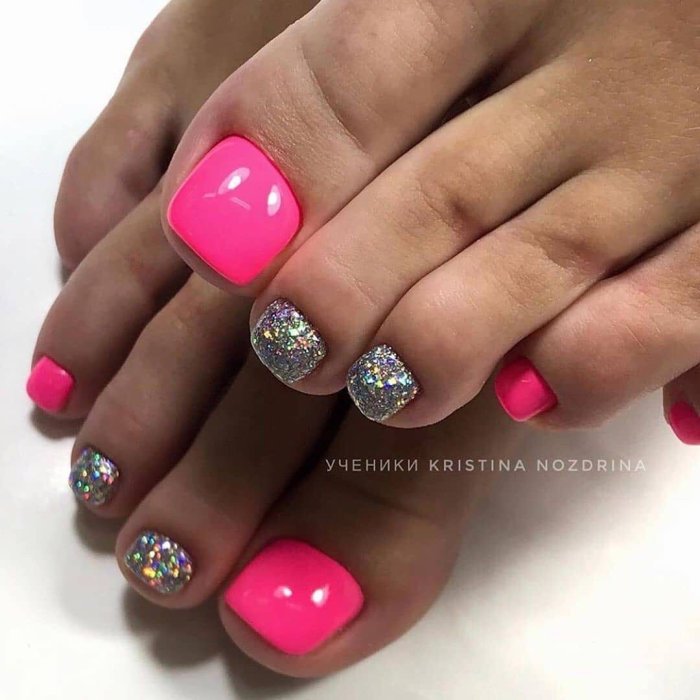 Яркий розовый педикюр на лето