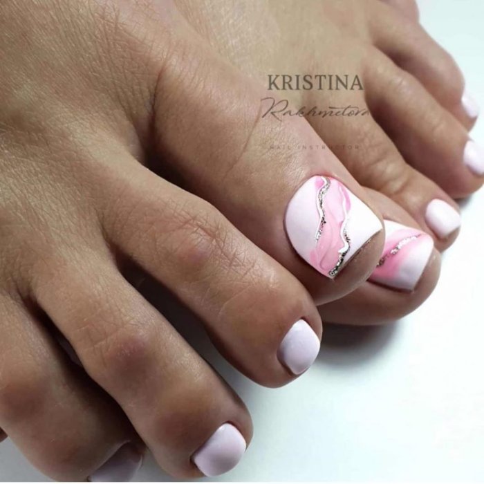 Педикюр зеленого цвета