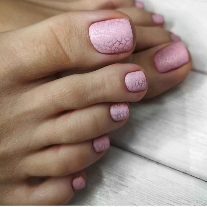 Коралловый педикюр 2022