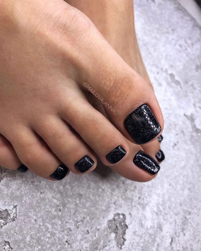 Стильный педикюр 2021