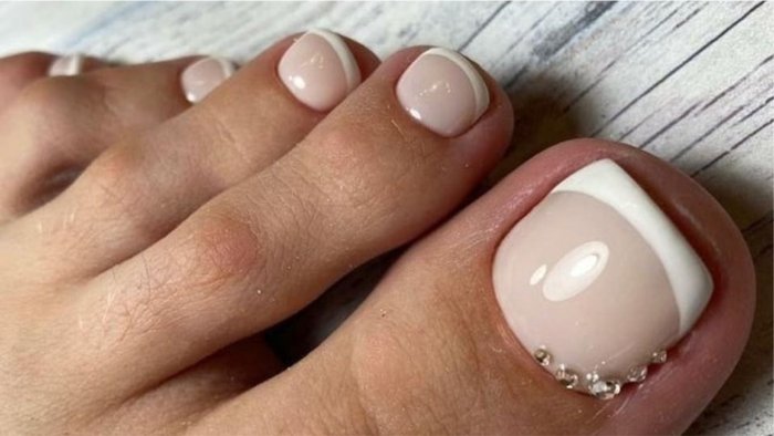 Педикюр 2023 френч