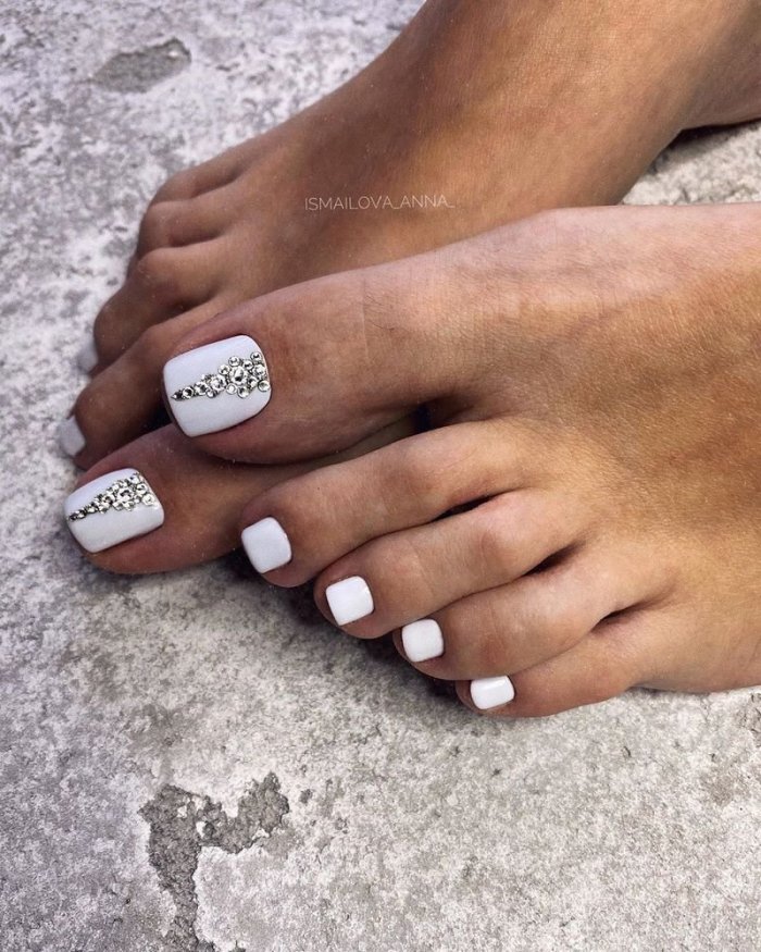 Белый педикюр